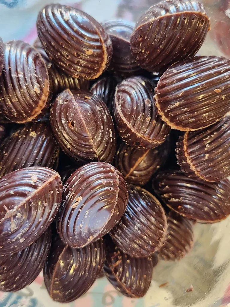 Oeufs de Pâques noir-praliné(/100 g) bio