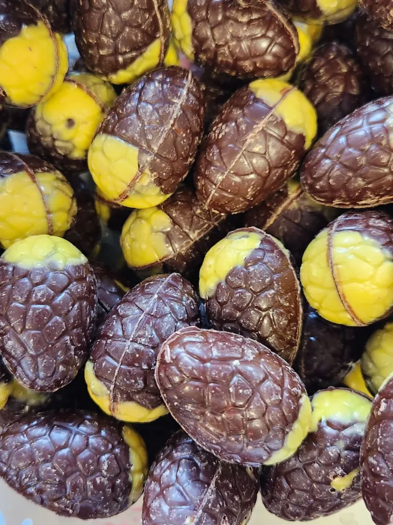 Oeufs de Pâques noir-caramel (/100 g)